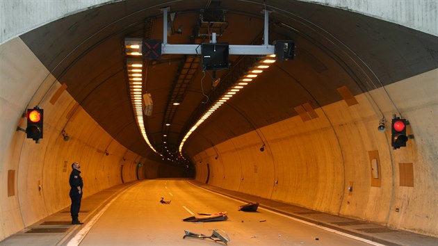 Nadměrný náklad poškodil zařízení tunelu. Škoda je předběžně odhadnutá na 1,5 milionu korun.