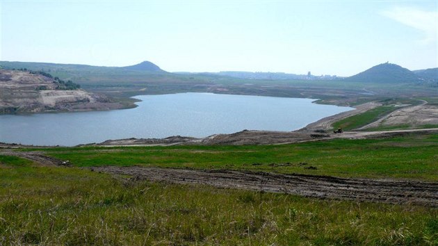 Pohled na jezero Most ze severu v dubnu 2009