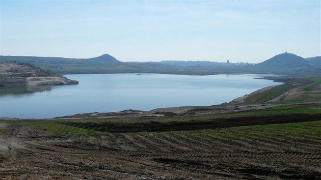 Pohled na jezero Most ze severu v dubnu 2010
