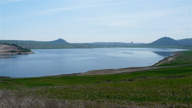 Pohled na jezero Most ze severu v dubnu 2012