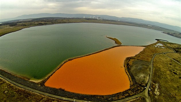 Dvoubarevné jezero Most