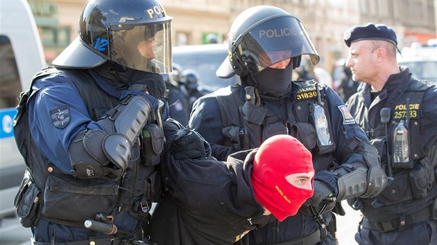 POLICEJN ZSAH. Proti sparanskm fanoukm policie zasahovala u ped zpasem, zhruba destku jich zadrela.