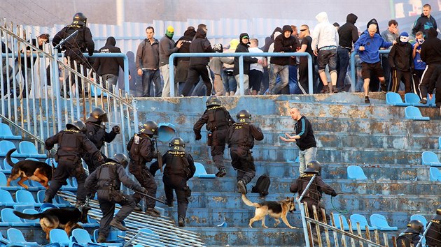 Proti dcm hordm byli policist a do pchodu posil v oslaben.