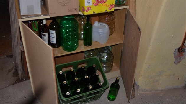 Celnci pi domovnch prohldkch ve Stedoeskm a Jihomoravskm kraji odhalili vce ne 750 litr neoznaenho alkoholu