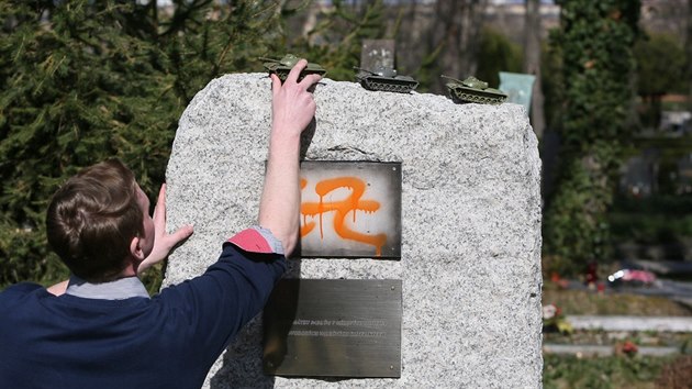 Památník internacionalistům na pražských Olšanských hřbitovech "ozdobily" modely sovětských tanků a vojáků