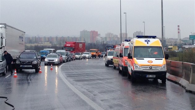 Havárie kamionu zablokovala pražskou Jižní spojku (24.3.2014)