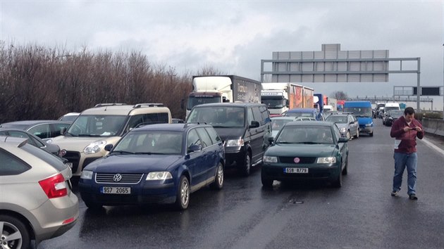 Několik hromadných nehod zablokovalo u Průhonic část dálnice D1 ve směru na Prahu. (24.3.2014)