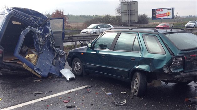 Několik hromadných nehod zablokovalo u Průhonic část dálnice D1 ve směru na Prahu. (24.3.2014)