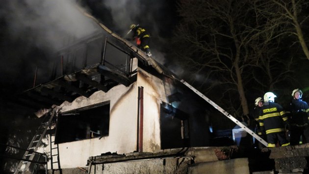 Požár chaty v Říčanech u Brna (26. března 2014).