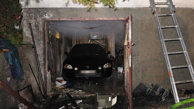 Plameny se nerozšířily do garáže, kde stálo osobní auto.Požár chaty v Říčanech u Brna (26. března 2014).