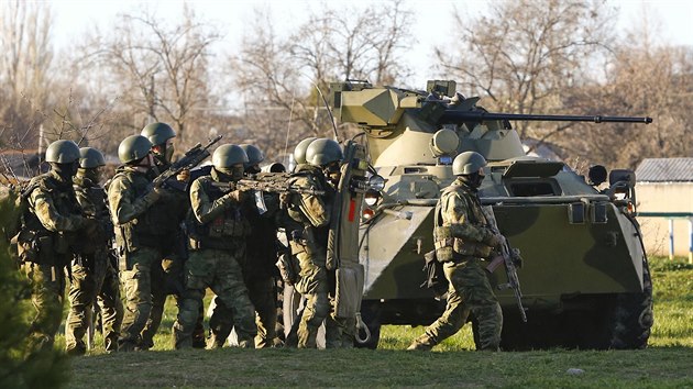 Ruská armáda obsadila většinu vojenských základen na Krymu (24. března)