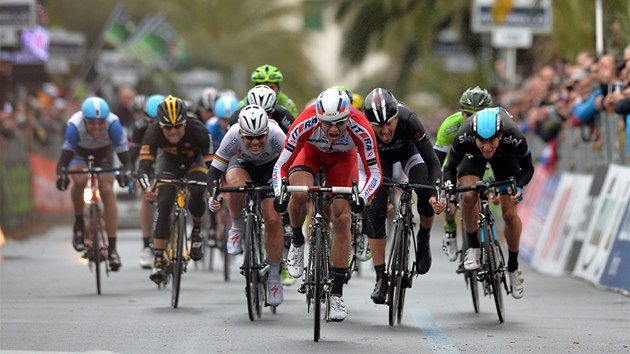 Norsk cyklista Alexander Kristoff (v ervenm) vyhrl 105. ronk klasiky Miln-San Remo.