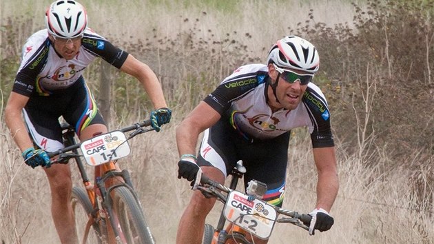 Biker Frantiek Rabo (vpravo) a jeho výcarský kolega Christoph Sauser bojují