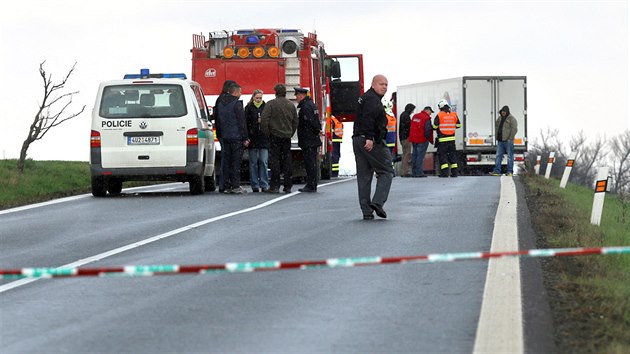Tragická nehoda dodávky s kamionem u Lubence na Lounsku si vyžádala tři lidské životy. (25. března 2014)