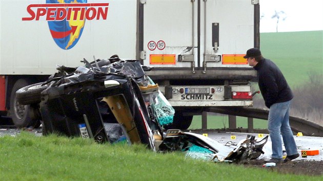 Tragická nehoda dodávky s kamionem u Lubence na Lounsku si vyžádala tři lidské životy. (25. března 2014)