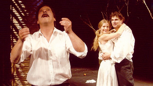 Kostas Zerdaloglu (v poped) ve he A a krlem, a katem bude v roce 2002. Vzadu herci Kateina Voln a Petr Houska.