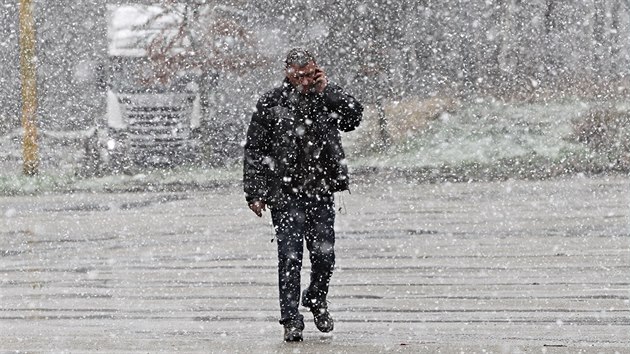Nvrat zimy na dlnici D1. Na 112. kilometru u Jihlavy rno hust snilo (24. 3. 2014).