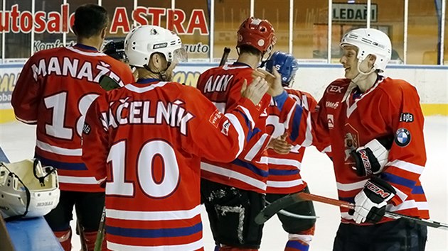 ROZLUKA. et biatlonist zakonili spnou olympijskou sezonu hokejovm zpasem v Jablonci. Na led nechybl ani Ondej Moravec.