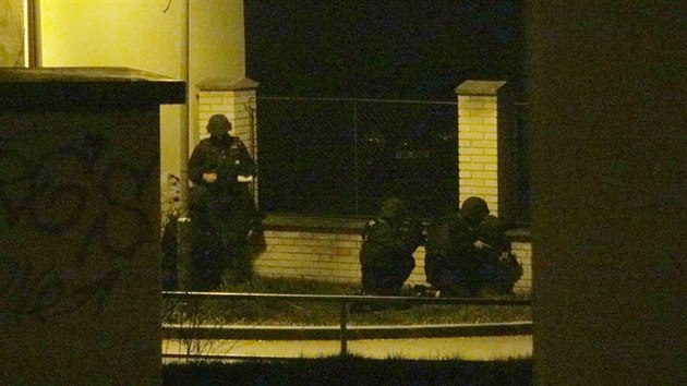 Policisté v neprůstřelných vestách jeli do Řeporyjí kvůli muži, který tvrdil, že drží v domě čtyři rukojmí. (29. března 2014)