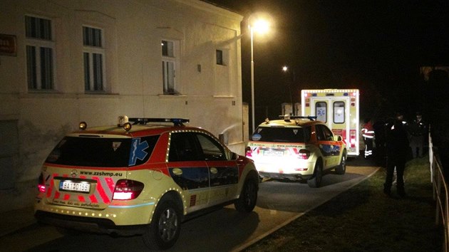 Policisté v neprůstřelných vestách jeli do Řeporyjí kvůli muži, který tvrdil, že drží v domě čtyři rukojmí. (29. března 2014)