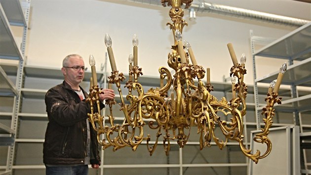 Devn zlacen lustr z devatenctho stolet dve visel v cechovn sni jihlavskho muzea na nmst.