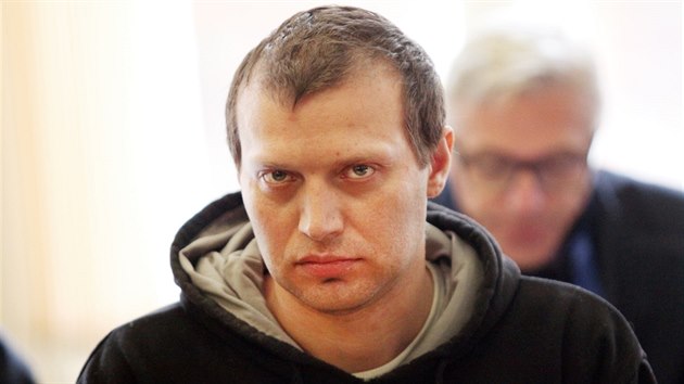 U brněnského krajského soudu v pondělí začal proces s šestatřicetiletým Ludvíkem Ruszo, který v prosinci roku 2012 v Jihlavě napadl kladivem prodavačku hračkářství.