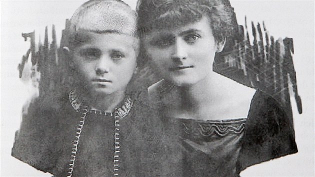 Bohumil Hrabal s matkou v roce 1919, kdy se z Poln sthovali do Nymburka.