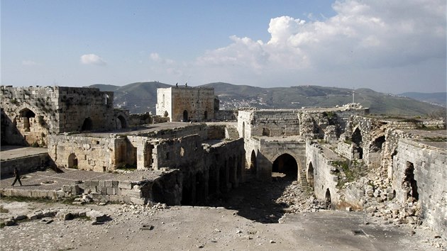 Krak des Chevaliers pat mezi nejzachovalej kick hrady v Srii. Od roku 2006 je zapsan na seznamu svtovho ddictv UNESCO. Obansk vlka, kter zemi suuje u ti roky, se na nm citeln podepsala. (21. bezna 2014)