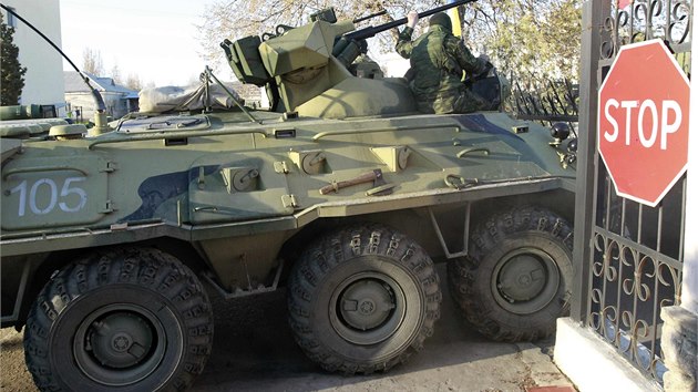 Rusk obrnn vozidlo vjd na ukrajinskou zkladvu v Belbeku. (22. bezna 2014)