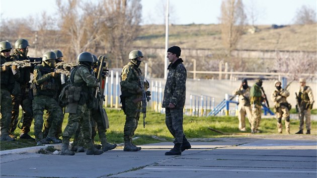 Ukrajinský voják jedná na základě v Belbeku s ruskými ozbrojenci. (22. března 2014)