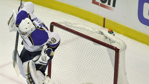 GL. Brank St. Louis Blues Ryan Miller si povyskoil a inkasoval.