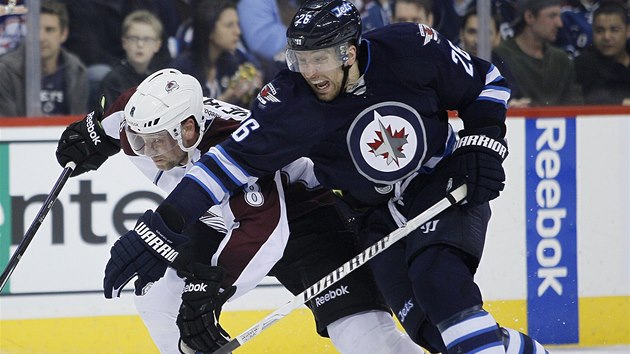 ZA PUKEM. Jan Hejda z Colorada (vlevo) a Blake Wheeler z Winnipegu se hrnou za kotouem. 