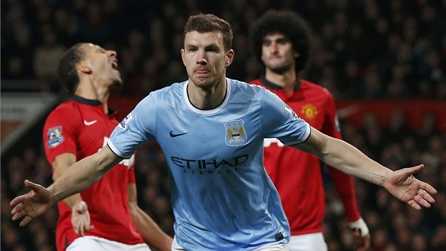 STELEC. Edin Deko z Manchesteru City slav svj druh gl proti Manchesteru United. 