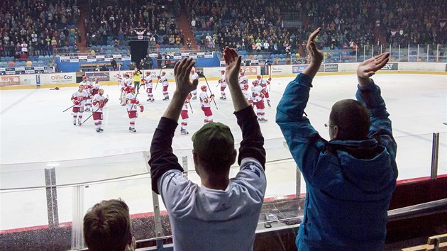 POSLEDN DKOVAKA. Hokejist Hradce Krlov prv vypadli z play-off, fanouci jim pesto podkovali za podaenou sezonu.  