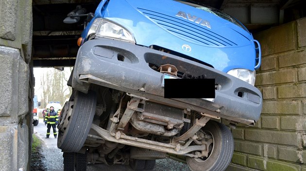 idi nkladnho auta s bagrem na korb se neveel pod viadukt v Nebanicch.