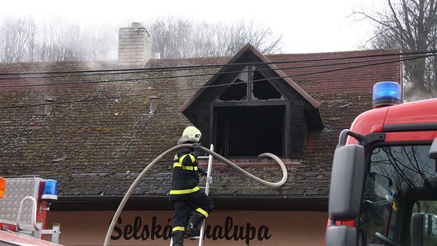Hasiči nejprve museli zlikvidovat plameny, které šlehaly z okna.