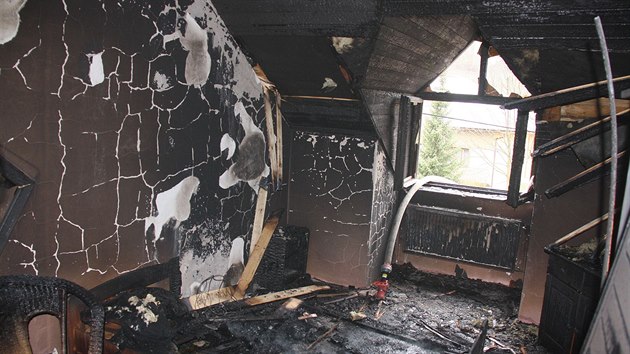 Jeden z pokojů požár úplně zničil, ve vedlejší místnosti hasiči našli muže, který zraněním podlehl.