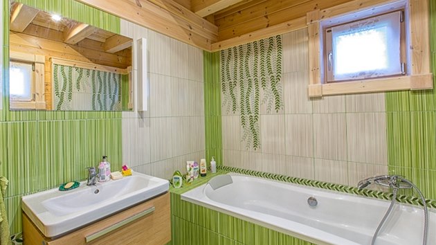 Koupelnu si nechali manel obloit keramickmi obklady ve vesel zelen barv.