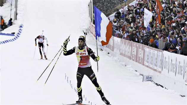 Francouzsk biatlonista Martin Fourcade projd vtzn clem zvodu s masovm startem v Oslu.