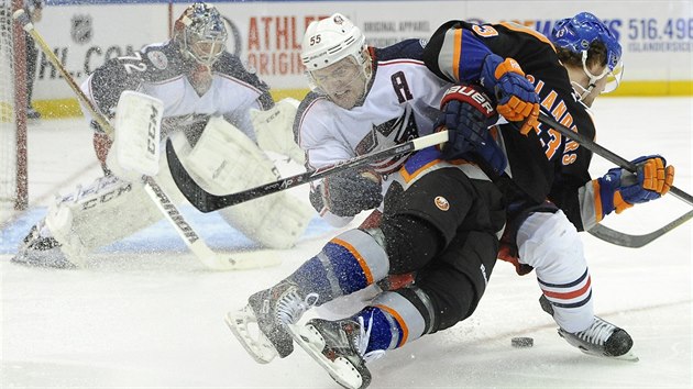 Mike Halmo (vpravo) z New York Islanders pi srce s Markem Letestuem z Columbusu.