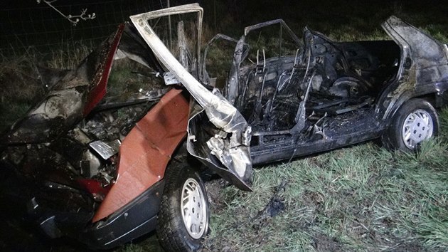 Pi nehod auta u obce Grunta na Kolnsku zemeli dva lid.