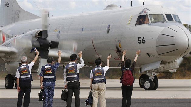 V pondl 24. bezna se do ptrn zapojil i letoun japonskch nmonch obrannch sil Lockheed P-3C Orion. Zchrani mvaj svm kolegm, kte se chystaj odstartovat ze zkladny Pearce.