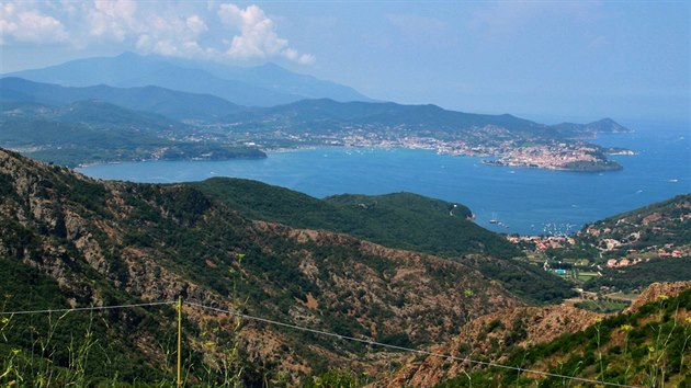 Pohled na zliv Rada di Portoferraio a Monte Capane (1019 m), nejvy vrchol Elby v pozad.