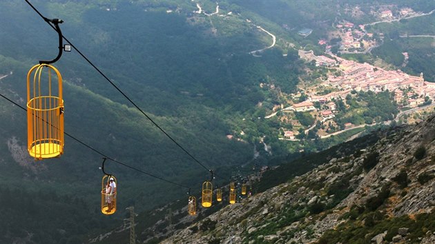 Lanovka na Monte Capane (1019 m) byla postavena v roce 2004. Turist stoj v zavench klecch.