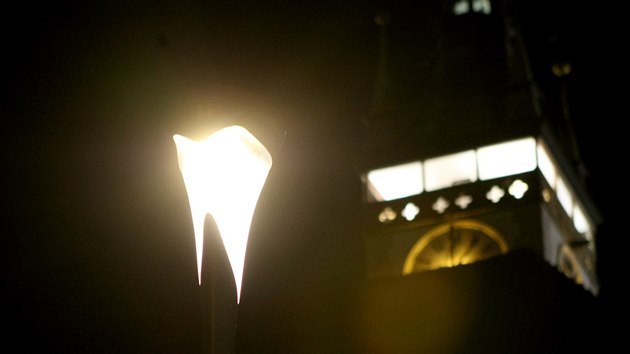 Olomoucká radnice přichystala na Horním náměstí zkoušku lamp Philips UrbanStar. Ty jsou jednou z variant nahrazení současného nedostatečného osvětlení.