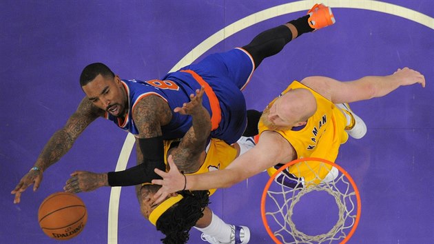 J. R, Smith (vlevo) z New Yorku zakonuje na ko LA Lakers pes Jordana Hilla (uprosted) a Chrise Kamana.