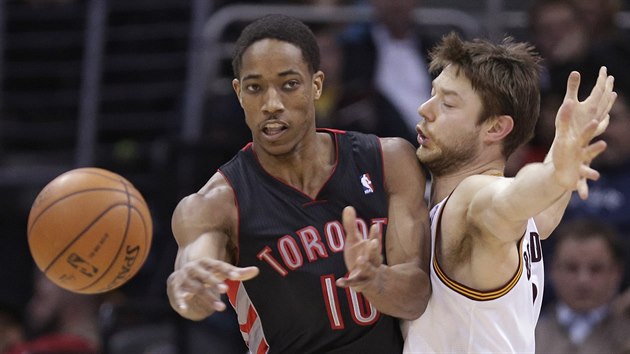 DeMar DeRozan (vlevo) z Toronta el obranmu tlaku Matthewa Dellavedovy z Clevelandu.