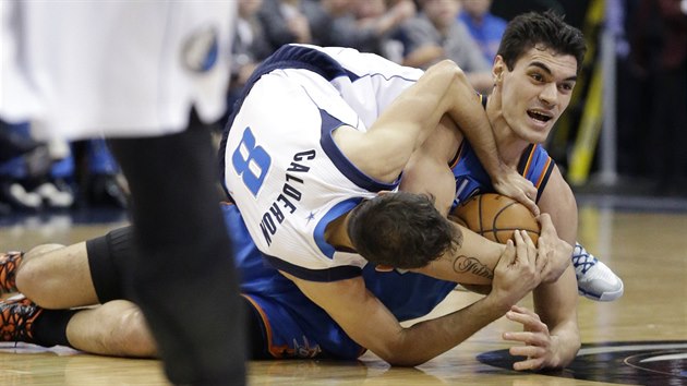 Steven Adams (vpravo) z Oklahoma City a Jos Caldern z Dallasu bojuj o m.