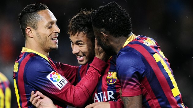 Neymar (uprosted) se se spoluhri z FC Barcelona raduje ze svho glu.