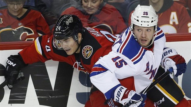 Ji Hudler (v ervenm) z Calgary kon an hrazen po souboji s Derekem Dorsettem z NY Rangers.